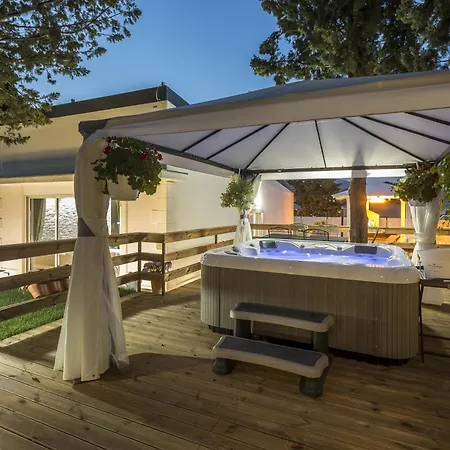 Luxury With A Swimming Pool - 13408