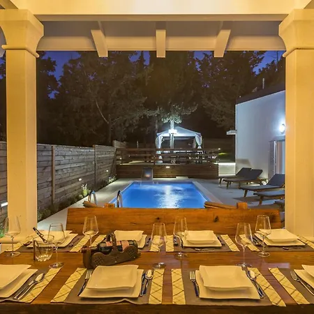 Luxury With A Swimming Pool - 13408