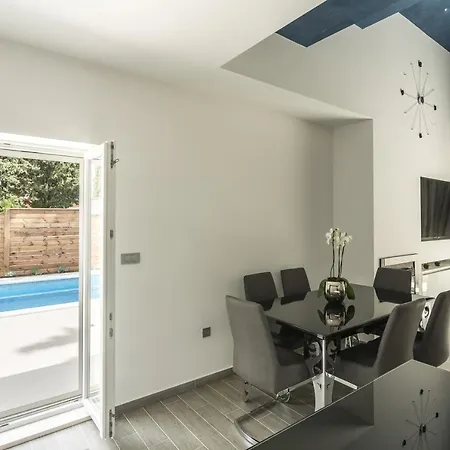 فيلة Luxury With A Swimming Pool - 13408 *