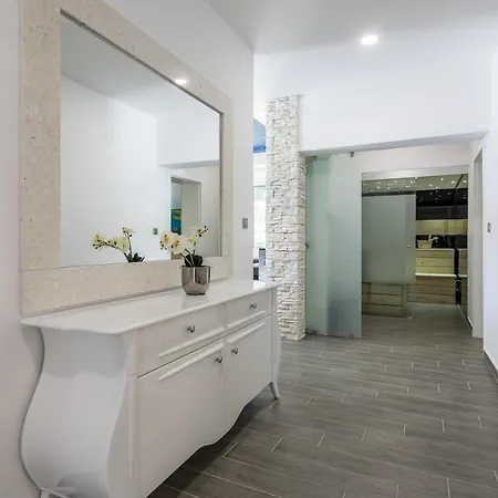 فيلة Luxury With A Swimming Pool - 13408