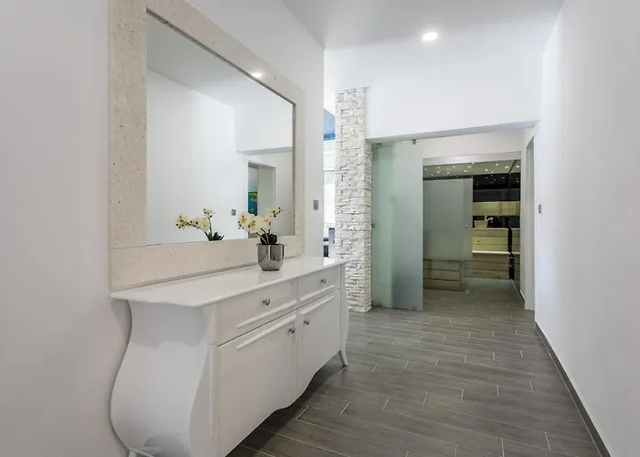 Villa Luxury With A Swimming Pool - 13408