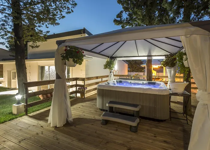 Luxury With A Swimming Pool - 13408