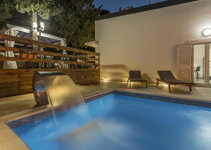 Luxury With A Swimming Pool - 13408 Villa