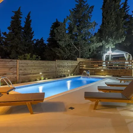 Luxury With A Swimming Pool - 13408 * Σπλιτ