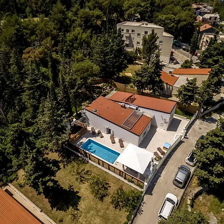 Villa Luxury With A Swimming Pool - 13408 *