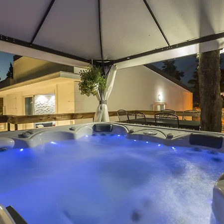 Luxury With A Swimming Pool - 13408 * Σπλιτ